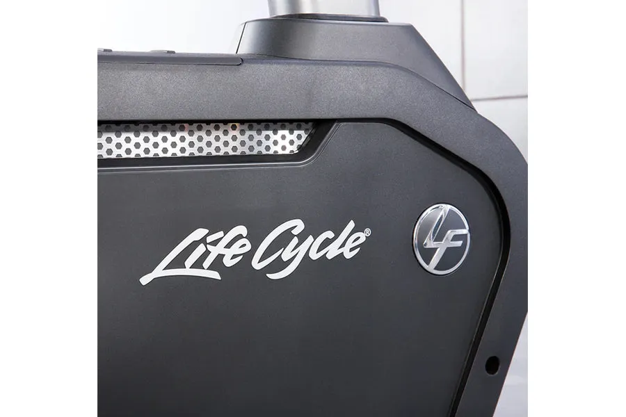 Life Fitness Club Series   (Plus) Upright Lifecycle Bike w/ Discover SE3 Console (DEMO)