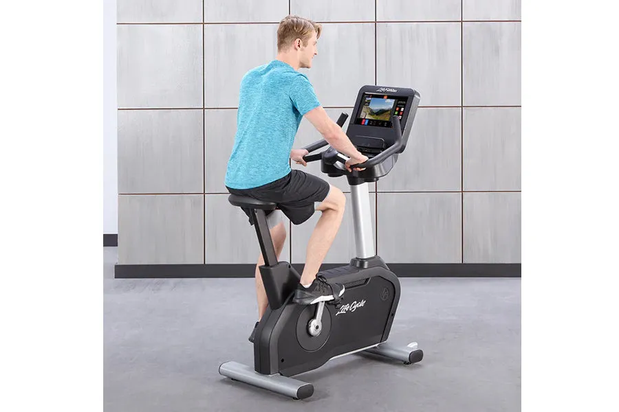 Life Fitness Club Series   (Plus) Upright Lifecycle Bike w/ Discover SE3 Console (DEMO)